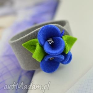 handmade bransoletka filcowa wełniana - szara z niebieskimi kwiatkami