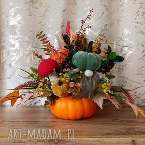 dekoracja jesienna ze skrzatem i grzybem stroik na dyni dekoracje jesienne