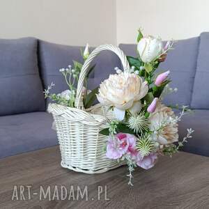 koszyk wielkanocny na święconkę dekorowany kwiatami dekoracja wielkanocna