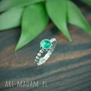 srebrny pierścionek z zielonym chalcedonem i obrączka kuleczki