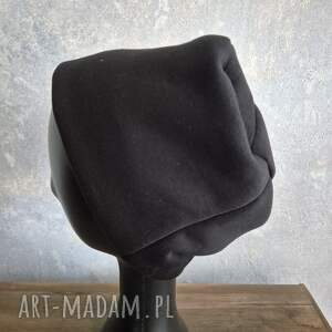 czapka wełniana filcowana zimowa czarna handmade w kwiaty na podszewce