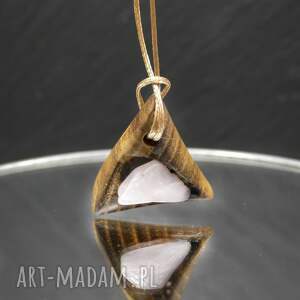 sztuka po godzinach ręcznie rzeźbiony wisiorek - kwarc różowy akacja biżuteria