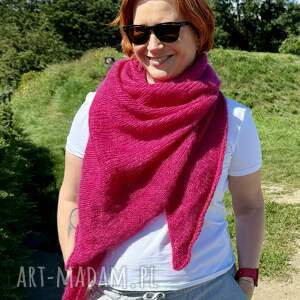 Prezent Puchata Fuksja, chusta na drutach, kolorowe dodatki