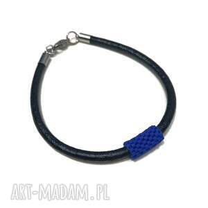 Czarna skórzana damska brasnsoletka z chabrowym koralikiem