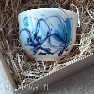 handmade ceramika porcelanowa czarka z motylem. Ręcznie toczona, swobodnie malowana