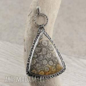 Koral fossil i oksydowane srebro - wisior 1972