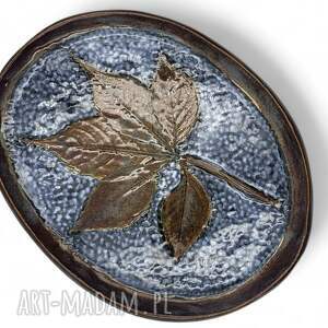 Ceramiczny talerzyk z motywem liścia na prezent, podstawka