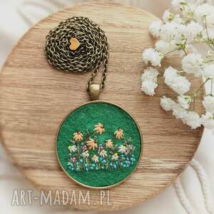 naszyjnik łąka z hematytem na zielonym tle, kwiaty, biżuteria kwiatowa, kwiatowy