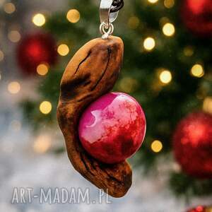 ręcznie rzeźbiony wisiorek z drewna, różowym agatem - biżuteria duszą