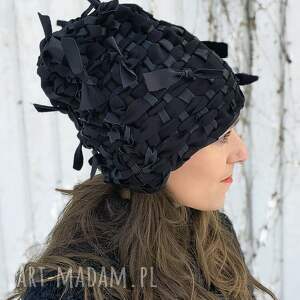 Katarzyna-Staryk, Zimowa oryginalna czapka że skórzanymi kokardami, czarna skóra, ciekawa, ciepła artystyczny