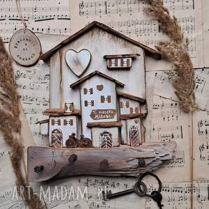 rustykalny wieszak z jasnym miasteczkiem na klucze prezent