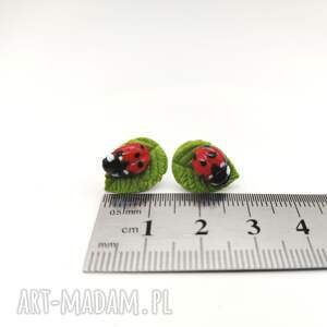 maleńkie, niezwykle dopracowane kolczyki - sztyfty w kształcie listków