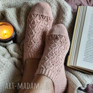 Ręcznie robione skarpetki ażurowe - pudrowy róż, dziergane skarpety handmade