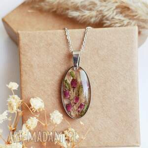 Wisiorek z żywicy z wrzosami i trawą - boho biżuteria handmade ze stali chirurgicznej