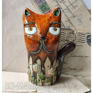 handmade ceramika kot z hortensjami za płotem