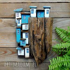 drewniana dekoracja z domkami skarpie, małe domki drewna dekoracje
