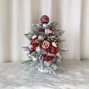 prezenty pod choinkę Choinka z szyszek z Mikołajami. Dekoracja