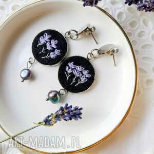 kolczyki wyszywane lawendowe ciemne z perłami, kwiaty lata, haft ręczny