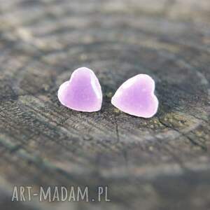 Małe kolczyki ceramiczne serca Lawendowa polana, sztyfty