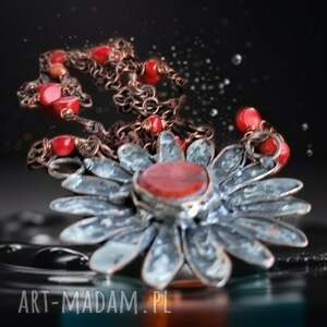 miedziany kwiatek z koralem, wisior, unikatowa biżuteria autorska