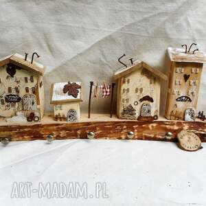 rustykalny wieszak z domkami no 2, domki drewna, ręcznie malowane, dekoracja