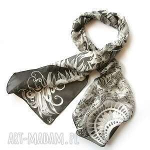 handmade chustki i apaszki czarno biały szal jedwabny, ręcznie malowany w pawie