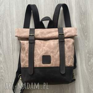 różowy plecak ze skóry i bawełny woskowanej zapinany na dwie klamry