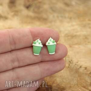 minimalistyczne kolczyki sztyfty matcha latte z listeczkiem - prezent handmade