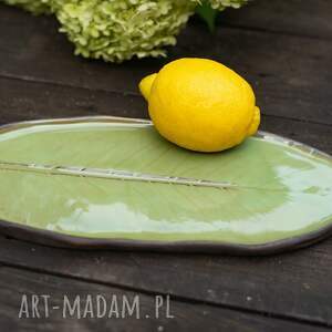 średni talerz ceramiczny w kształcie zielonego liścia, zielona patera