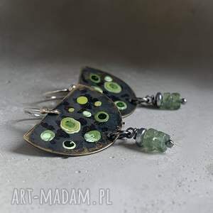 kolczyki green dots apatite z mosiądzu, ręcznie emaliowane