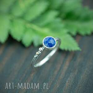 srebrny pierścionek z lapis lazuli i złotą kulką, niebieskim