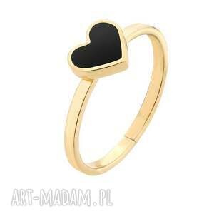 złoty pierścionek z czarnym serduszkiem, serce sercem