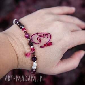 bordowa bransoletka z kamieni na gumce, modna biżuteria, prezent dla mamy