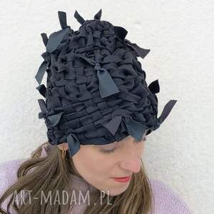 Czarna czapa ze skórzanymi kokardami - artystyczne nakrycie głowy