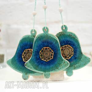 duży turkusowy dzwonek świąteczny, bombki choinkowe, ceramiczne dzwonki