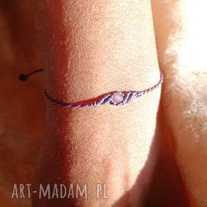 wodnik kryształ górski w makramie delikatna liliowa bransoletka pleciona