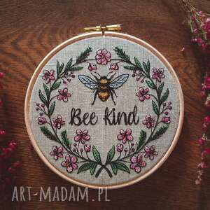 obrazek haftowany "bee kind" - Zapętlona Nitka dekoracje