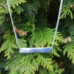 srebrny naszyjnik z polerowaną zawieszką blaszka, surowy, minimalistyczny