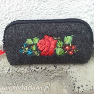 handmade mała ciemna kosmetyczka z czerwoną różą