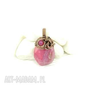 wisiorek wire wrapping z różowym agatem, kamieniem biżuteria