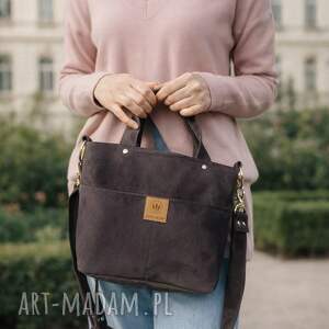 mała zamszowa torebka z kieszeniami czekoladowa skos