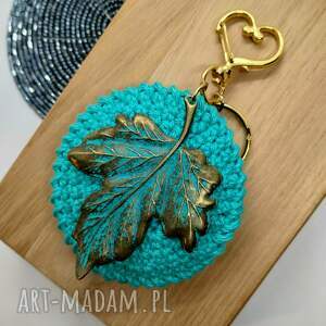 Turkusowa zawieszka z liściem, brelok szydełkowy