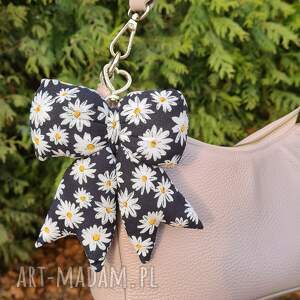 Brelok kokarda w stokrotki, wzór w styl romantyczny