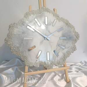 zegar ścienny w kolorze szarym o nieregularnym kształcie żywicy, efekt