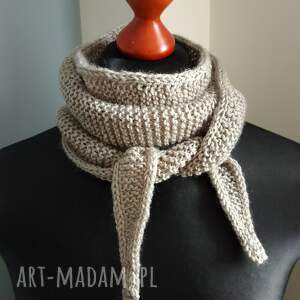 Beżowy, szal na drutach