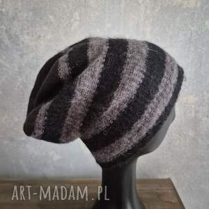 Bardzo zgrabna czapka w rozmiarze M na podszewce szaro czarna w paski