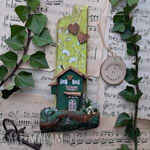 rustykalny wieszak z domkiem wśród zieleni ozdoba do powieszenia, pomysł