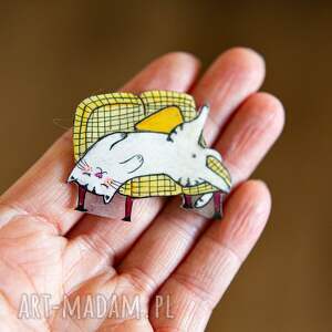 Broszka z białym kotem na żółtej kanapie - handmade dla kociary