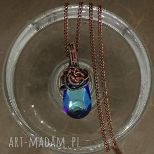 naszyjnik miedziany z niebieskim kryształkiem czeskim, połyskujący amulet