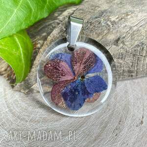 Dwukolorowy naszyjnik z kwiatami w żywicy z2062, okrągły wisiorek